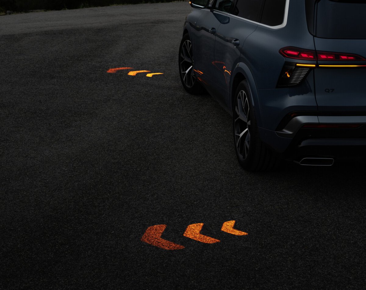 Q7 projects amber arrows on the road